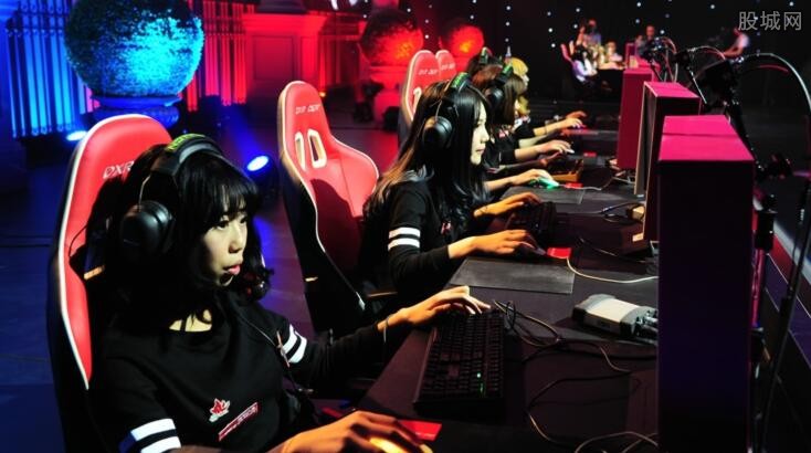 她以敏锐的 她以敏锐的